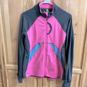 UNDER ARMOUR RUN WOMENS MED
SEMI FITTED COLD GEAR
EXCELLENT CONDITION